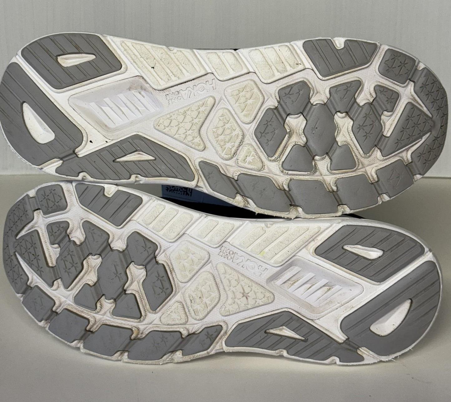 Hoka Arahi 7 Mens Trainers. UK 11. Unsold high street stock. RRP£130 image 7