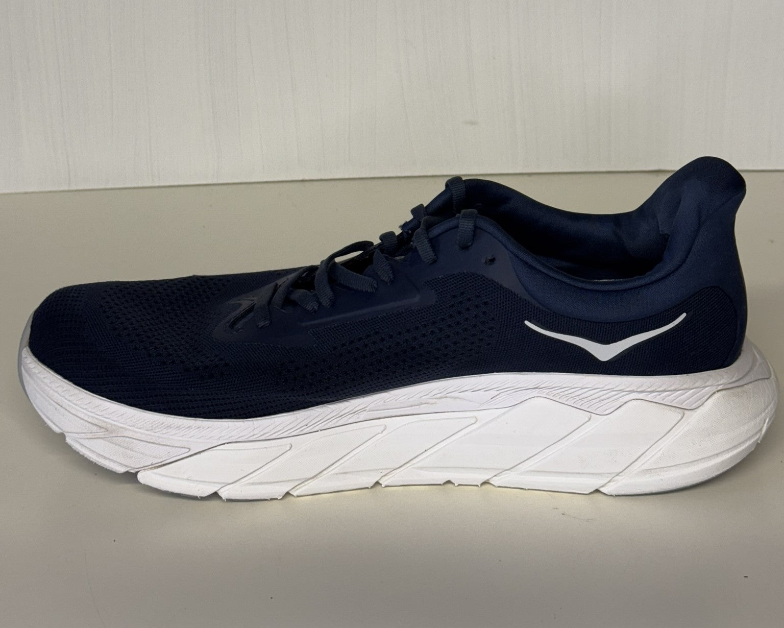 Hoka Arahi 7 Mens Trainers. UK 11. Unsold high street stock. RRP£130 image 3