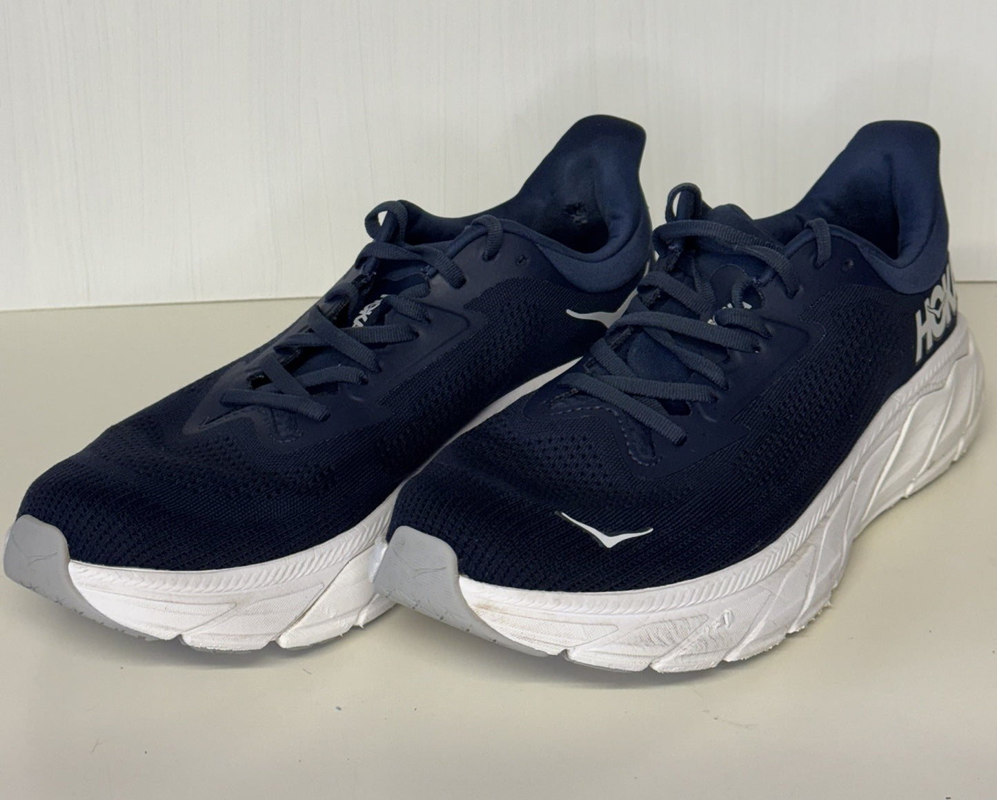 Hoka Arahi 7 Mens Trainers. UK 11. Unsold high street stock. RRP£130 image 0