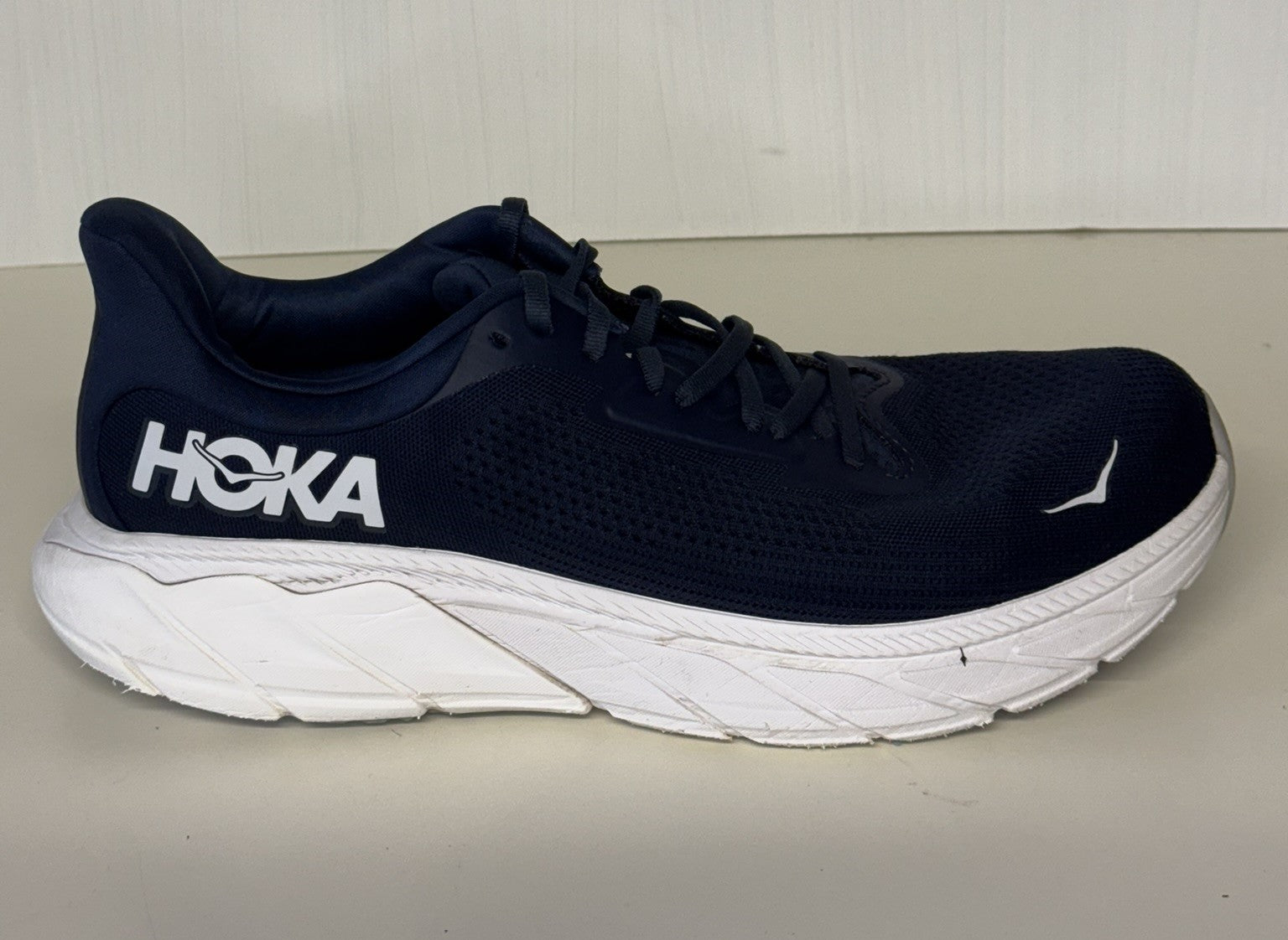 Hoka Arahi 7 Mens Trainers. UK 11. Unsold high street stock. RRP£130 image 2