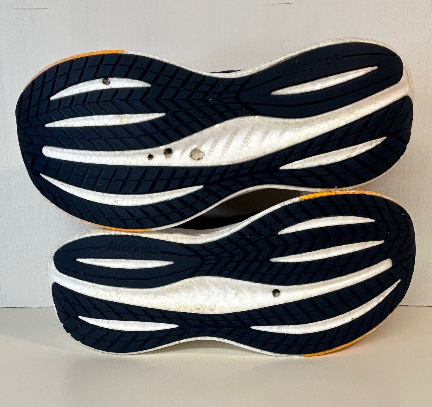 Saucony Triumph 22. UK size 6.5. Unsold high street stock. RRP£140 image 6