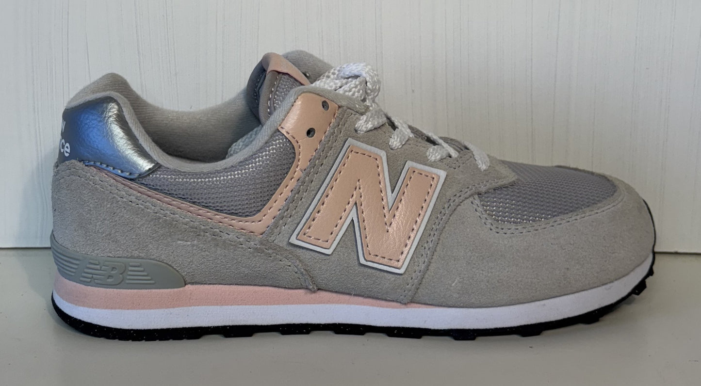 New Balance 574 Women size 4 image 2