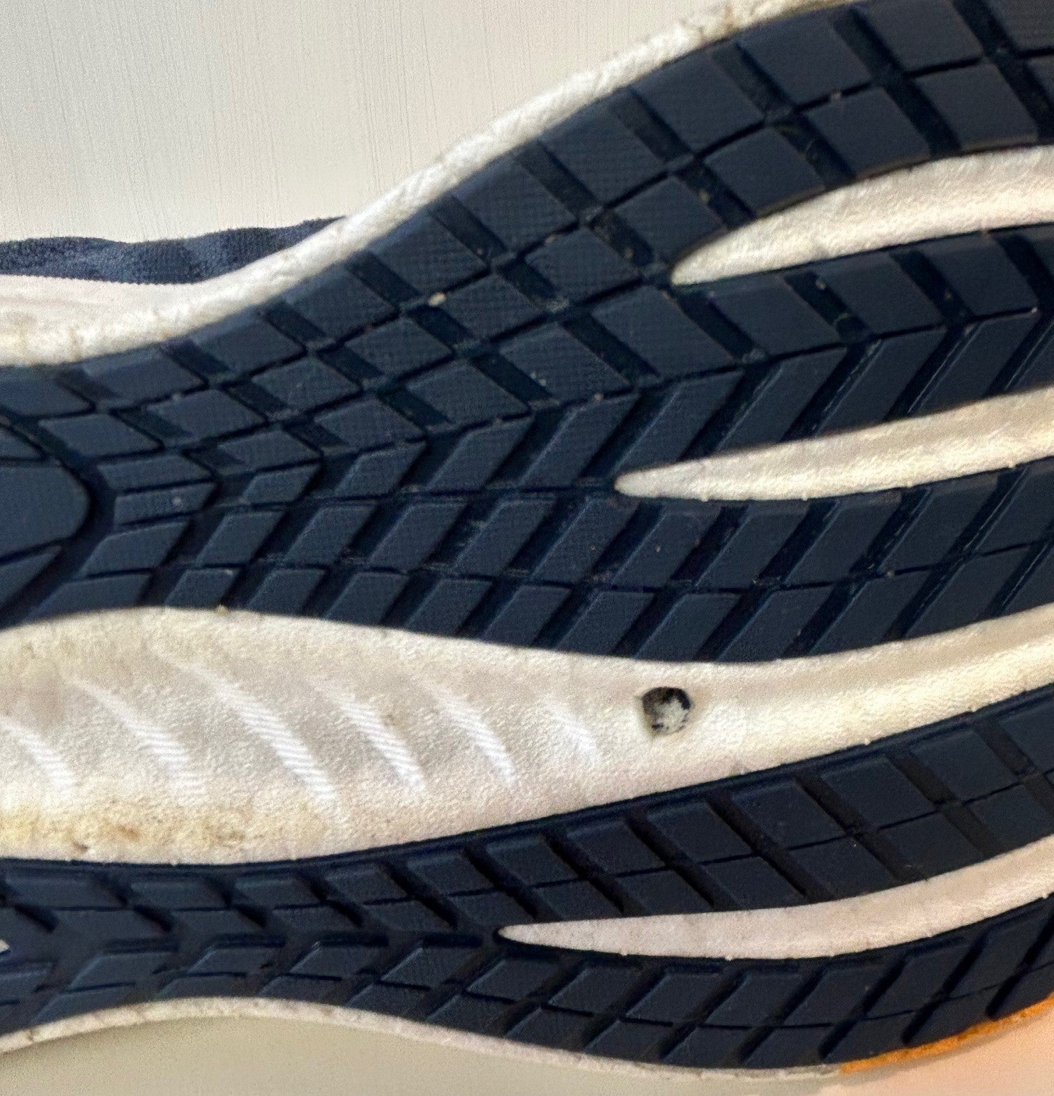 Saucony Triumph 22. UK size 6.5. Unsold high street stock. RRP£140 image 7