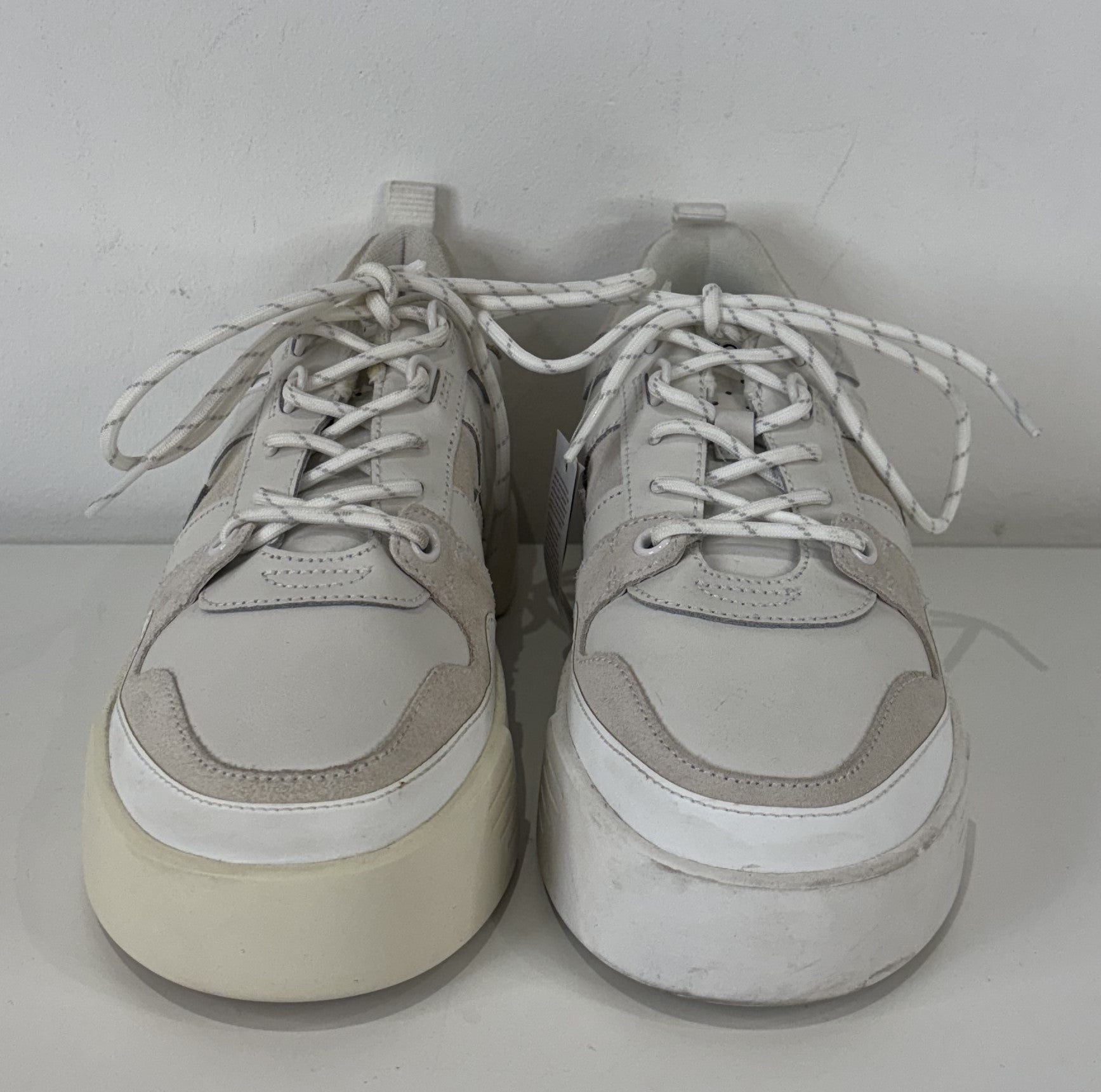 Lacoste Lineshot Trainers. UK size 6. RRP £110 image 2