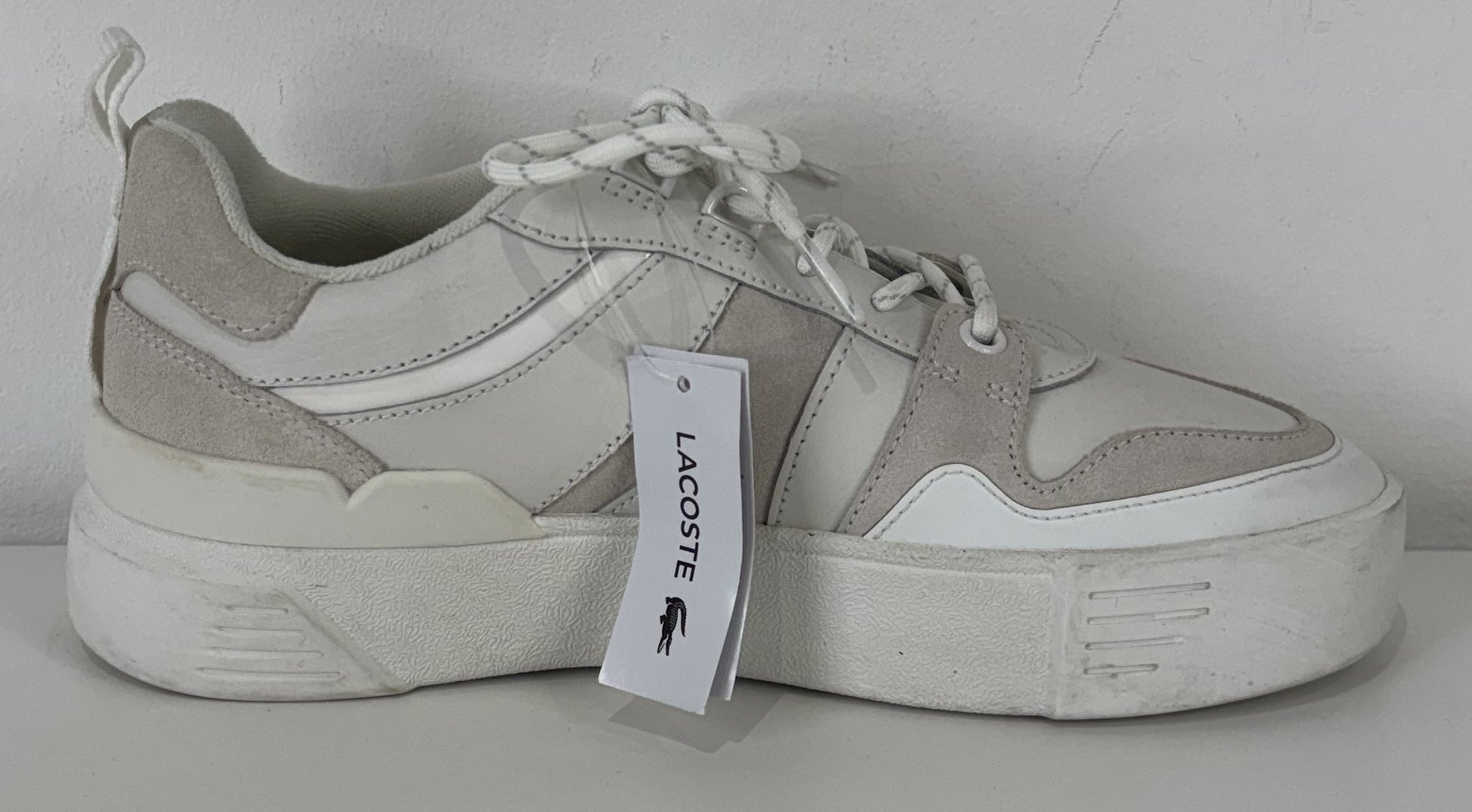 Lacoste Lineshot Trainers. UK size 6. RRP £110 image 0